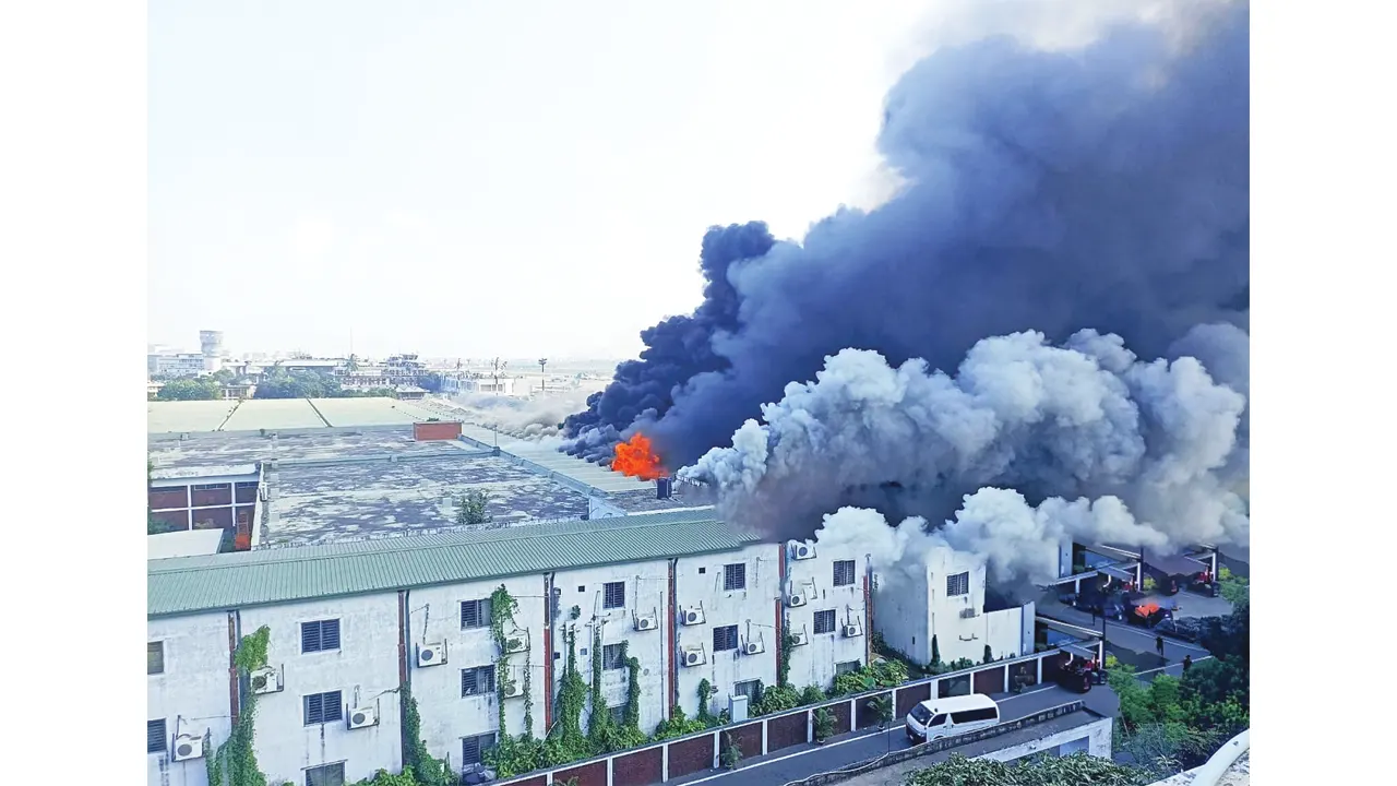 saurav/তিন হাজার কোটি টাকার পণ্য পুড়ে যাওয়ার শঙ্কা.webp